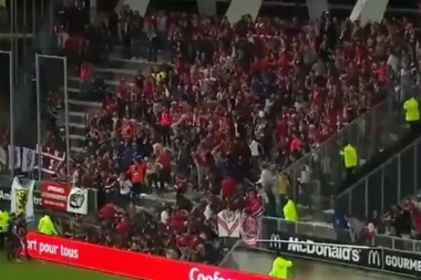 (VIDEO) DRAMA U FRANCUSKOJ: Navijači Lila pali sa tribine dok su slavili gol, ima i teže povređenih!