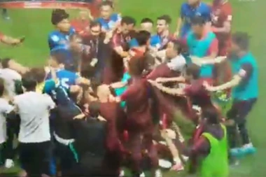 Brutalna tuča na utakmici kadeta: GLEDAOCI NAPADALI DECU U SLAVONSKOM BRODU, NEKOLIKO POVREĐENIH!