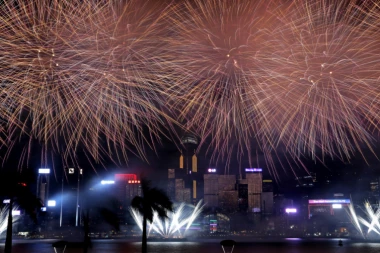 HONG KONG: KINEZI VATROMETOM SLAVILI PRAZNIK