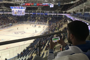 (FOTO) Republika se prati svuda: RAĐEN ČITA NAŠ PORTAL I U DALEKOJ MOSKVI!