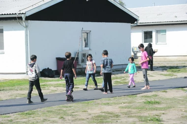 SRBIJA PRUŽA RUKE: Da se deci migrantima vrati osmeh!