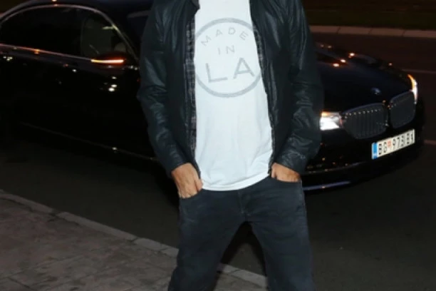 (FOTO) Bukti rat! Sjaši, p*derčino! Predrag Azdejković udario na Željka Joksimovića!