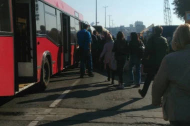 KOLAPS: Lančani sudar na Brankovom mostu, DVE OSOBE POVREĐENE!