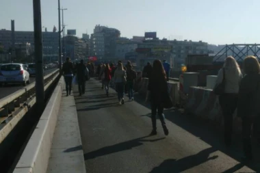 OPET BEOGRADSKI MARATON: Autobus na Brankovom mostu izazvao stravu!