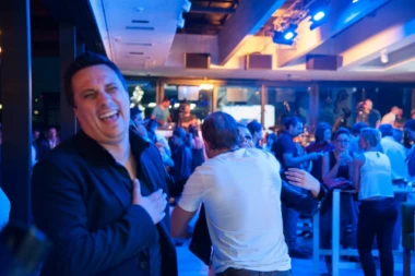 Golišavi Andrija Milošević vrckao na plaži, njegova devojka zgrabila telefon i napravila OVAJ SNIMAK!