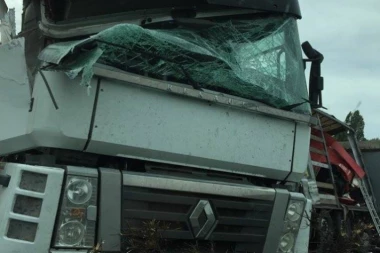 (FOTO) KRVAVA SAOBRAĆAJKA: Kamion se zgužvao od udarca!