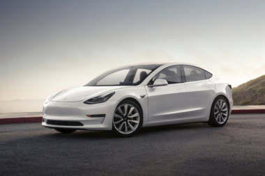 POTENCIJALNI BEZBEDNOSNI RIZIK: Tesla POVLAČI skoro 300.000 automobila zbog ozbiljne FALINKE!