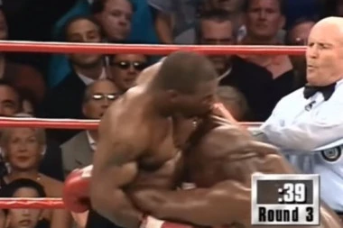 (VIDEO) Najsramniji potez u istoriji boksa: Odgrizao protivniku delić uha i pljunuo ga na pod!