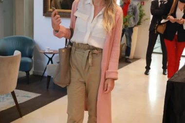 NOVI SINGL "ONO ŠTO SMO MI": Ana Stanić ruši sve pred sobom