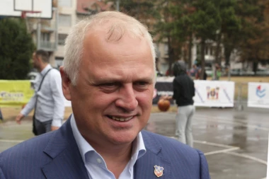 LEPA VEST: Vesić otkrio u kojim radnjama penzioneri imaju popust sa senior karticom!