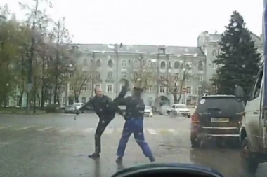 (VIDEO) ŠOU NA ULICI: Karatista protiv palice - saznajte ko je jači!