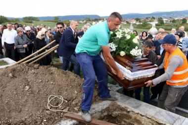 (FOTO) KOLEGE NISU DOŠLE NA SAHRANU DONE ARES