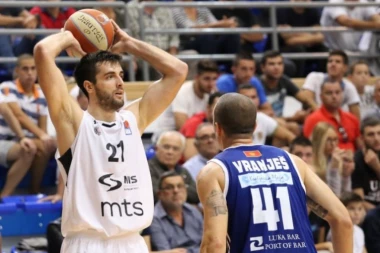 (FOTO) "Grobari" zapalili društvene mreže zbog promašaja Čakarevića protiv Mornara!