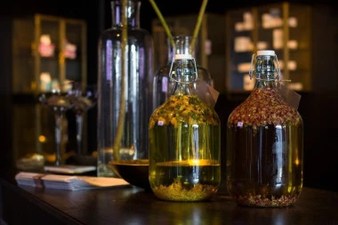 LEČI DEPRESIJU I KOŽNE PROBLEME: Recepti za zdrav život pomoću kantarionovog ulja