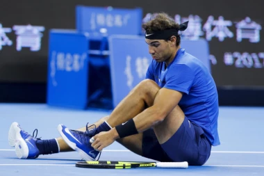 (VIDEO) FRANCUZ GA IZUO IZ CIPELA: Nadal usred poena ostao bez patike