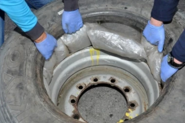 Policajci zaustavili automobil i OSTALI NA MESTU UKOPANI!