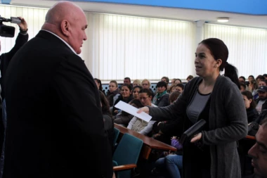 (VIDEO) PALMA OPET DELI PARE, 2.000 porodica došlo po pomoć