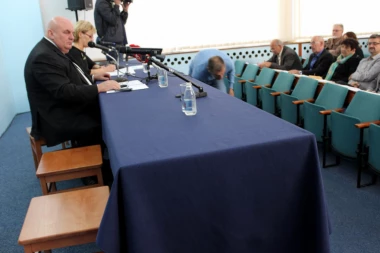 (FOTO) PO 150 EVRA ZA GOSPODU: Sedeći na hoklici Palma delio novac od fotelja!