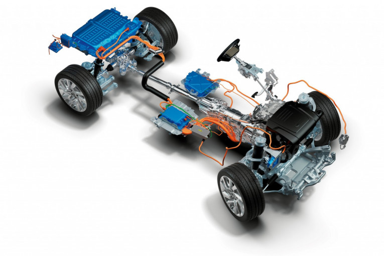 Pogon je na svim točkovima, a na zadnjem kraju nalaze se baterije snage 13,1 kWh