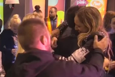 Dok Sloba peva, zaljubljena Luna plače!