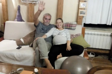 STIGLA BEBA: Žena poznatog glumca se porodila kod kuće!