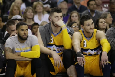 (VIDEO) Kad zagrmi "ćirilica" u SAD: KOŠARKAŠ PORTLANDA STALNO PUŠTA SAIGRAČIMA NAŠU MUZIKU