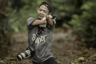 (VIDEO) PREPREKE NE POSTOJE: Momak bez ruku i nogu je PROFI FOTOGRAF