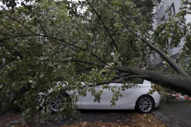 (VIDEO) Oluja u Šibeniku dizala krovove i čupala stabla, a odnela je i JEDAN ŽIVOT!