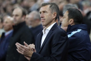 (VIDEO) LUDNICA NA VEMBLIJU: Katanec podneo ostavku u TV prenosu, navijači Engleske se gađali papirnim avionima