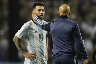 (VIDEO) Selektor Argentine pijan napao policajca i najodvratnije ga vređao