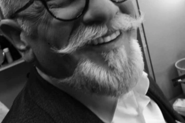 PREPOZNAJETE LI OVOG NAŠEG PEVAČA?!