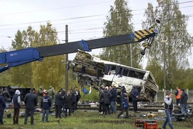 (VIDEO) SUDAR AUTOBUSA I VOZA: Najmanje 19 osoba poginulo!