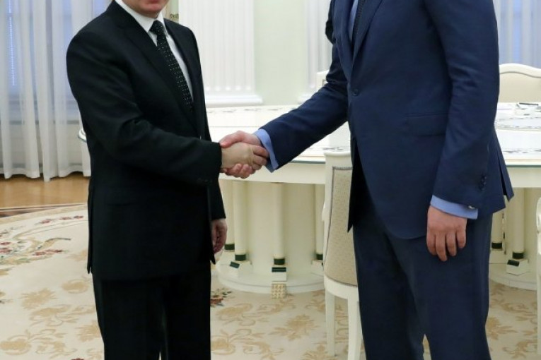 Vučić čestitao Putinu rođendan putem telefona!