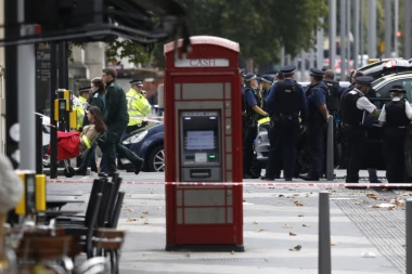11 OSOBA POVREĐENO U LONDONU: Policija kaže da vozač koji je naleteo na ljude nije terorista