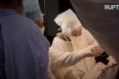 (VIDEO) OPERIŠE SA 90 GODINA: Najstariji hirurg na svetu radi u Rusiji
