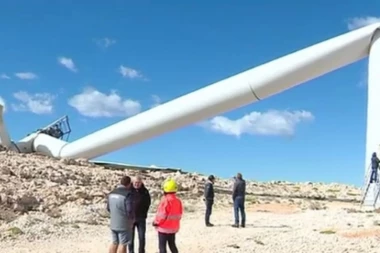KAKO SE OVO DESILO? Vetar srušio vetrenjaču od 35 tona!