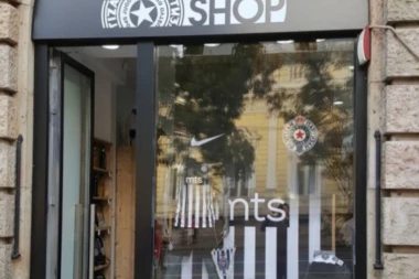 Družite se sa fudbalerima Partizana u novoj crno-beloj prodavnici!