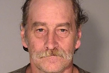 Policija se šokirala kada je čula zašto je ovaj čovek živeo sa LEŠEVIMA MAJKE I BRATA!