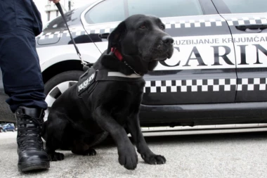 NIKO NIJE IMAO NIŠTA DA PRIJAVI, A POLICIJA NAŠLA TAJNI TOVAR: Menadžer rep benda krijumčario skupu garderobu za muzičare