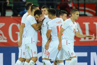 PODRŠKA "ORLOVIMA": Beograd u bojama srpske zastave uoči meča sa Gruzijom