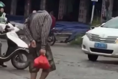 Nasred ulice: Čovek BEZ GLAVE PREŠAO PUT