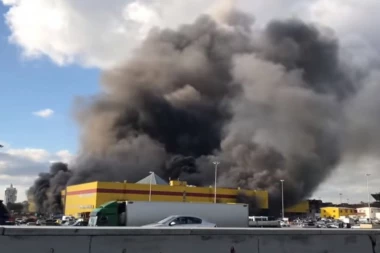 STRAVIČAN POŽAR U MOSKVI: Automobili lete u vazduh