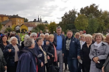 Predsednik Opštine Zemun, Dejan Matić, sa penzionerima na izletu