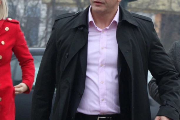 I KARLEUŠA SE VIĐALA SA NASEROM ORIĆEM! Pevačica sve priznala!