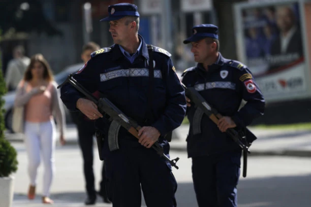 EKSPLOZIJA ISPRED TC! Lopovi razneli bankomat!