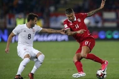 (VIDEO) Navijači ispratili zvižducima fudbalere na pauzu!