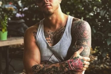 ODLAZIM, A VOLIM TE: Bivši farmer koristi lutku na naduvavanje!