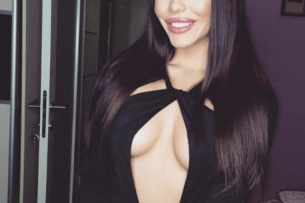 (FOTO) Mokra i gola na visokim potpeticama: Helena Topalović vrelom fotkom oduzima dah!