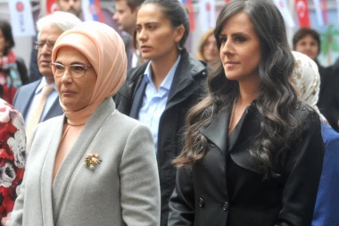 (FOTO) Evo šta su radile Vučićeva i Erdoganova supruga dok su oni bili na sastanku