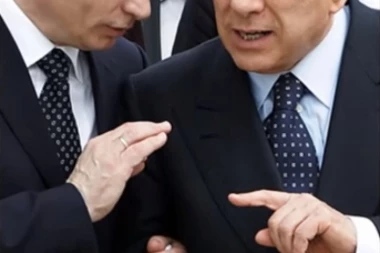 (FOTO) Berluskoni dao Putinu ZANIMLJIV POKLON ZA KREVET